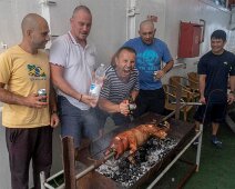 IMG_0371 11/08/2018 - En plein milieu de l'Océan Atlantique - à mi-chemin vers l'Amérique du Sud - le capitaine Vladimir nous offre un BBQ et sa bonne humeur. Pauvre...